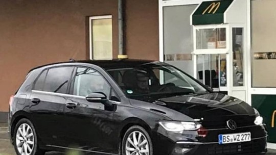 Volkswagen Golf de nova geração aparece sem disfarces no McDonald’s
