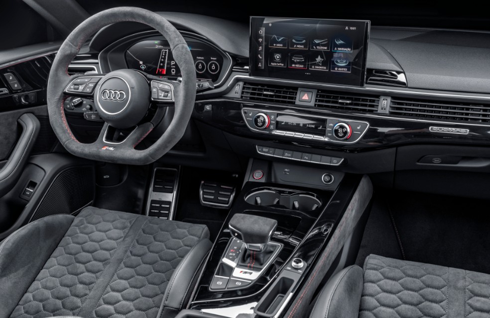 Interior do RS 5 tem revestimento de couro premium e alguns recursos bem espartanos — Foto: Leo Sposito/Audi