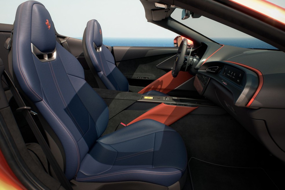 Bancos esportivos da Ferrari Amalfi Spider são divididos pelo console  — Foto: Divulgação