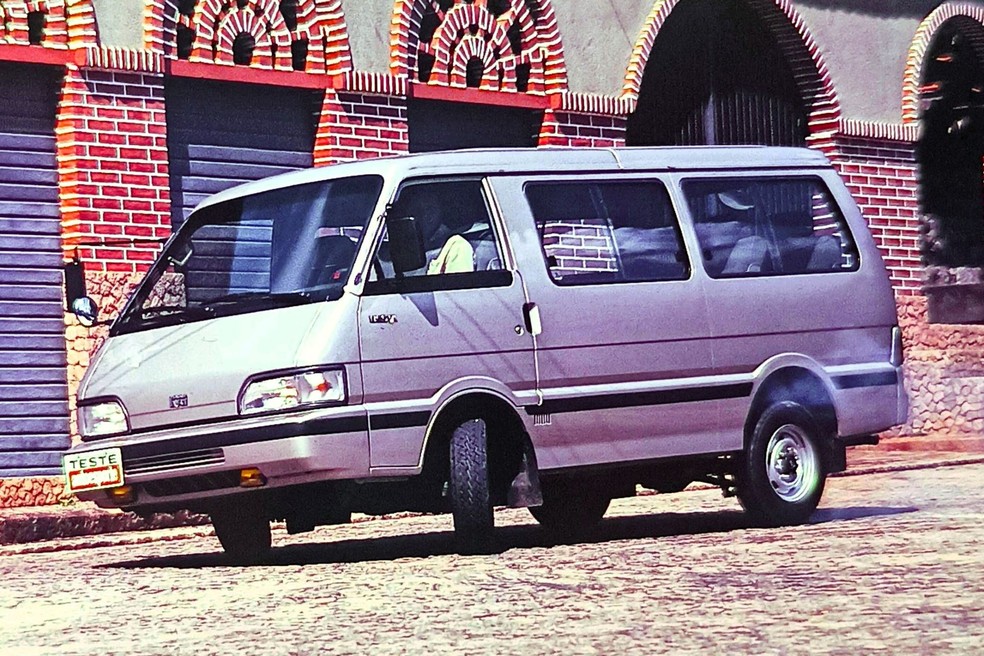  Kia Besta era muito melhor que a Kombi, mas custava quase o dobro do VW — Foto: Auto News Brasil/Acervo MIAU