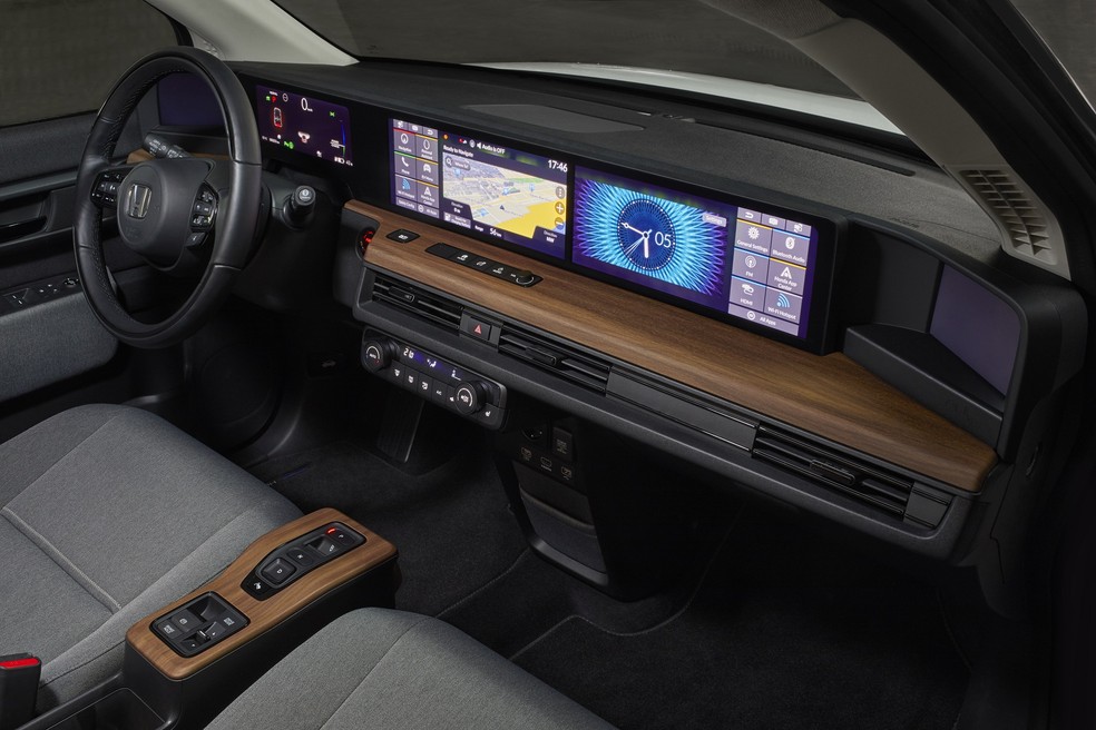 O elétrico traz tela que domina o interior; nas extremidades, displays reproduzem imagens das câmeras usadas como retrovisores — Foto: Divulgação
