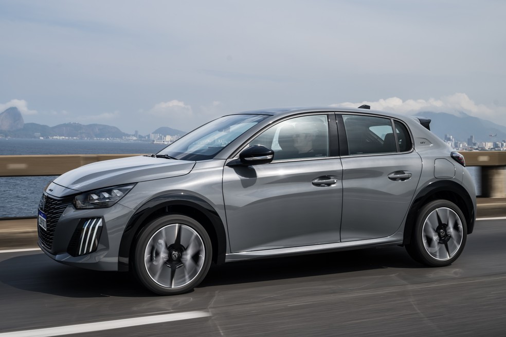 Linha 2026 do Peugeot 208 estreou em setembro com opção híbrida leve  — Foto: Divulgação