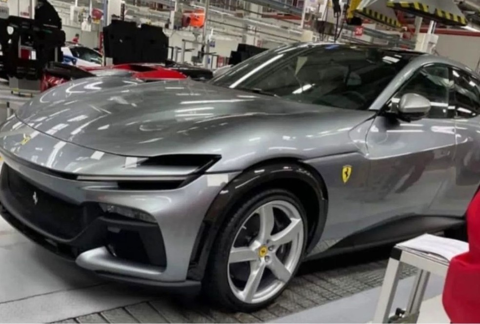 Ferrari Purosangue foi flagrada sem nenhuma camuflagem — Foto: Reprodução/@wilcoblok