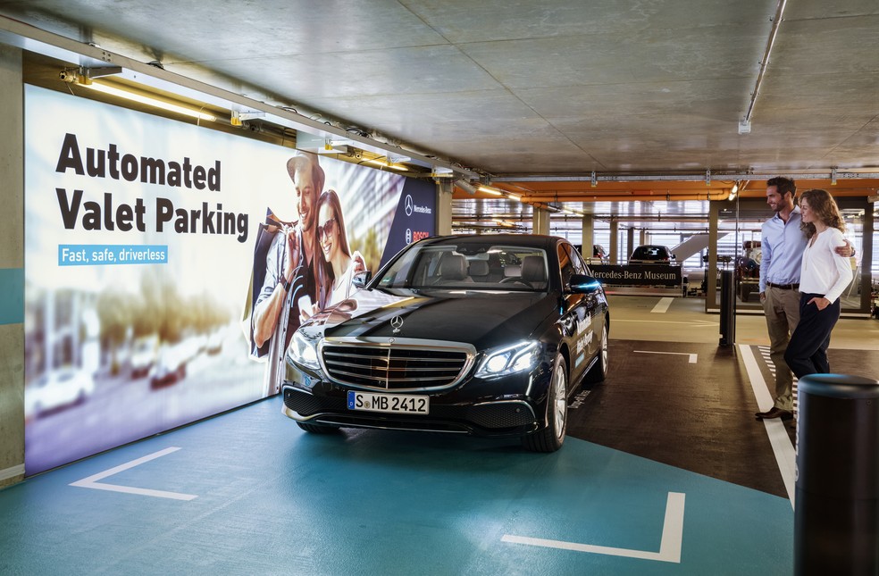 Manobrista autônomo no estacionamento do museu da Mercedes, na Alemanha — Foto: Divulgação