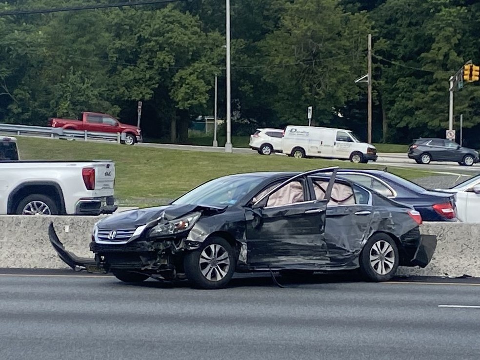 Honda Accord que passava pela rodovia acabou pagando o pato — Foto: Boyd A. Loving/Reprodução