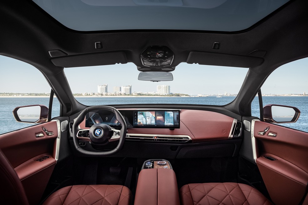 O iX tem interior bem diferente dos modelos "convencionais" da BMW — Foto: Divulgação