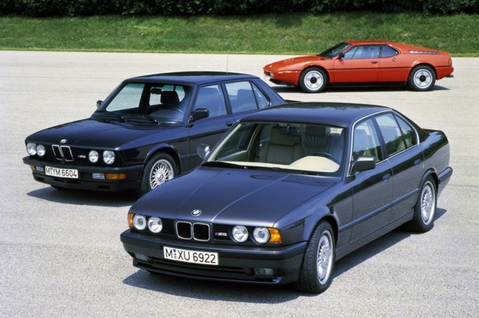 Segunda geração aparece na foto junto com o primeiro M5 e o M1 (Foto: Divulgação) — Foto: Auto Esporte