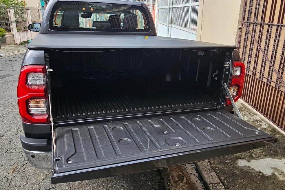 Toyota Hilux SRX 2025 tem capacidade para 1.000 litros na caçamba  — Foto: Jady Peroni/Auto News Brasil