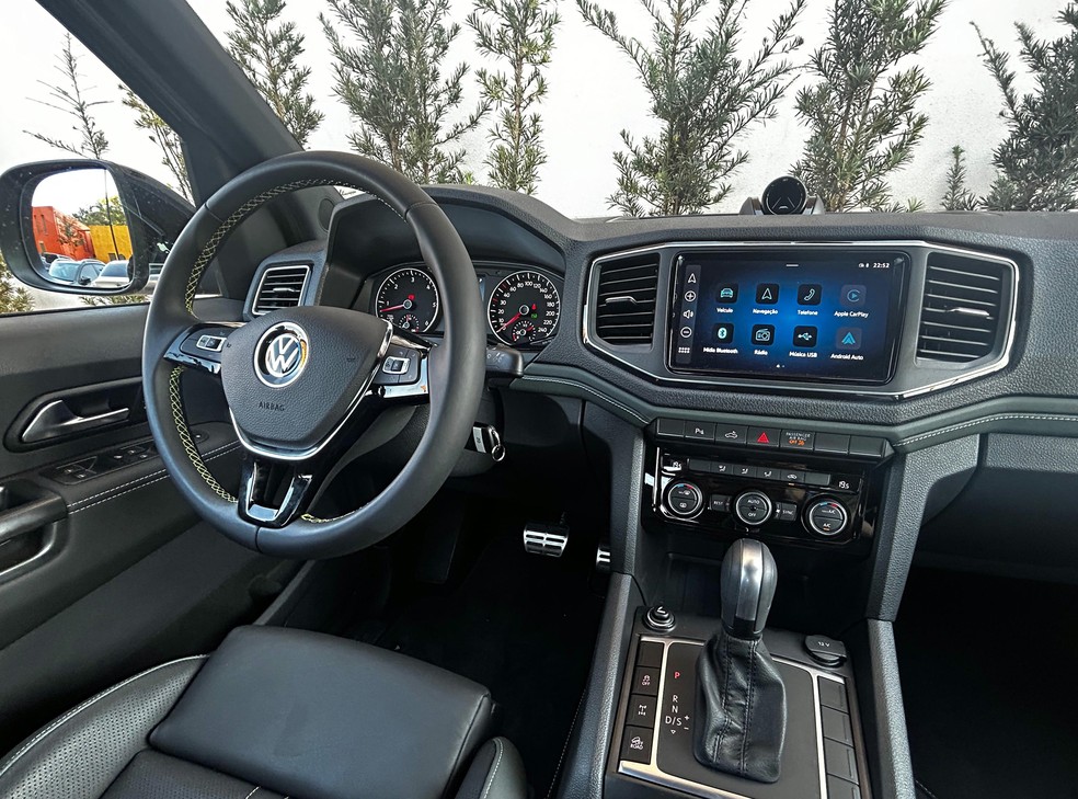 Com exceção da central multimídia, cabine da Amarok é a mesma desde 2016 — Foto: André Paixão/Auto News Brasil
