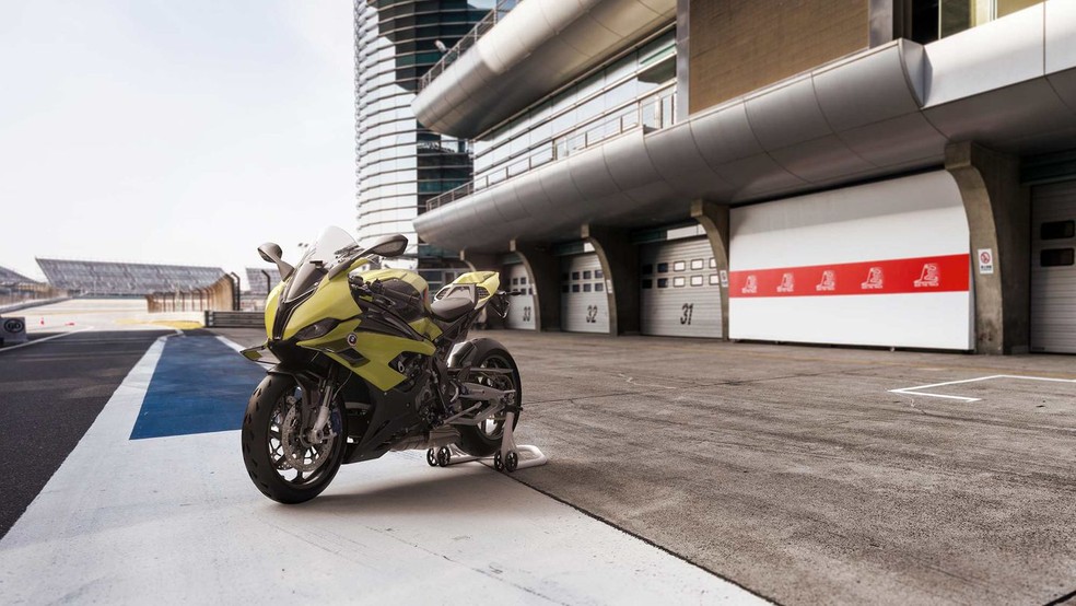 BMW M 1000 RR passa de 300 km/h — Foto: Divulgação