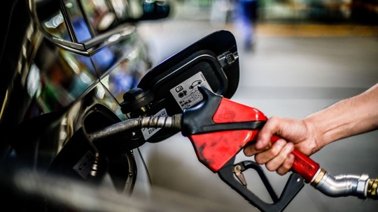 Preço da gasolina sobe mais que o previsto com a volta dos impostos 
