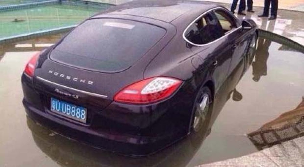 Porsche Panamera cai dentro de fonte na China (Foto: Reprodução) — Foto: Auto Esporte