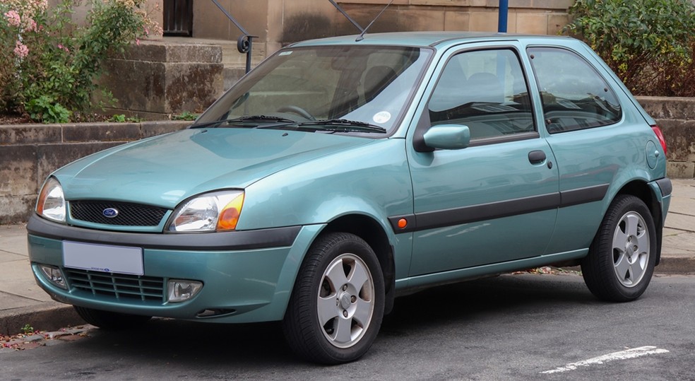 Ford Fiesta 2001 também é equipado apenas com duas portas e tem câmbio manual — Foto: Divulgação 
