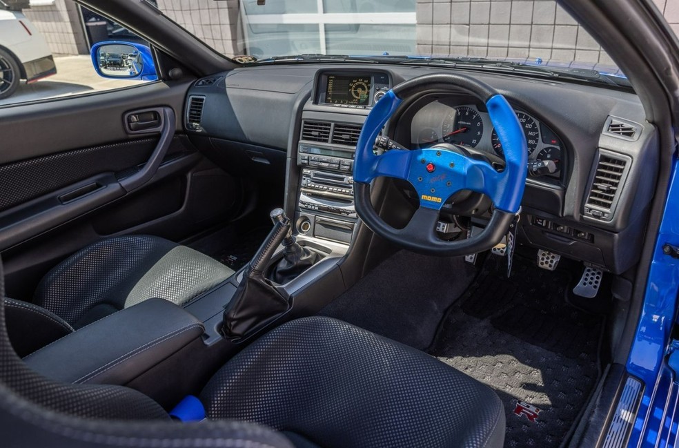 Interior do Nissan Skyline R34 também foi retrabalhado por completo — Foto: Divulgação