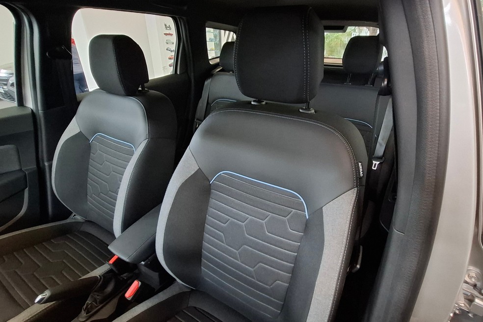Renault Duster Intense Plus 2025: bancos não são de couro, mas têm acabamento com detalhes em costuras e tecidos diferentes — Foto: Vitor Matsubara/Auto News Brasil