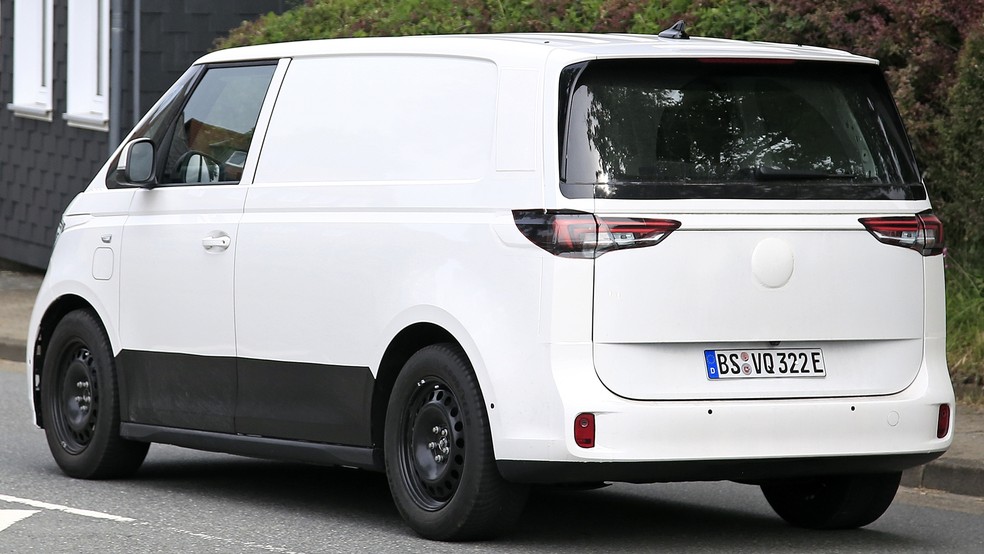 As lanternas horizontais destoam da Kombi original, mas são similares às do conceito I.D. Buzz — Foto: Automedia