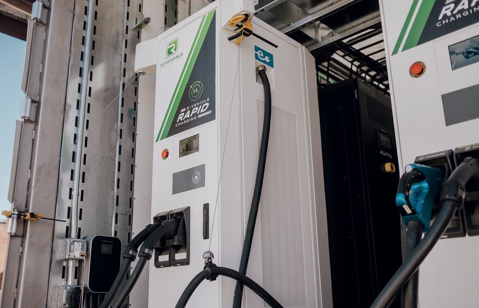 Em suas demonstrações práticas, a BMW utiliza uma estação móvel de recarga, já que não é possível contar com uma estrutura instalada, tampouco com a disponibilidade do hidrogênio. No Brasil, seria possível contar com parte da infraestrutura atualmente utilizada para o GNV. — Foto: Divulgação