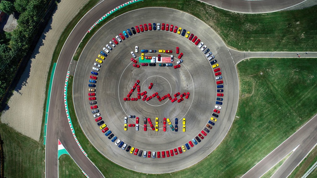 Ferrari comemora 50 anos da Dino em Maranello — Foto: Divulgação/Ferrari