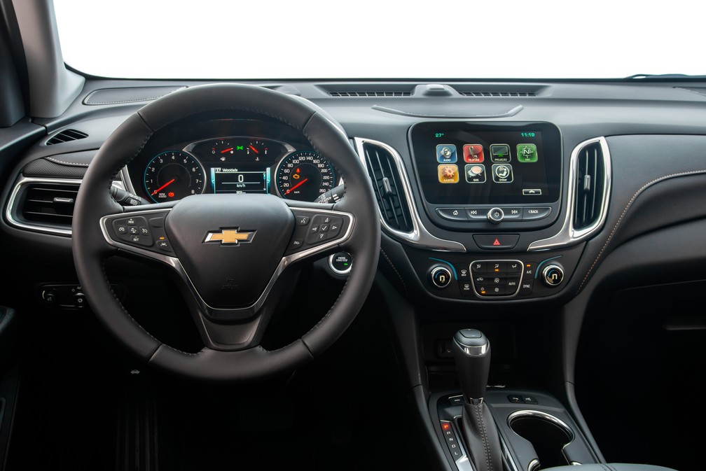 Interior do Equinox Premier tem tela digital colorida no quadro de instrumentos e central de 8 polegadas — Foto: Divulgação/Chevrolet
