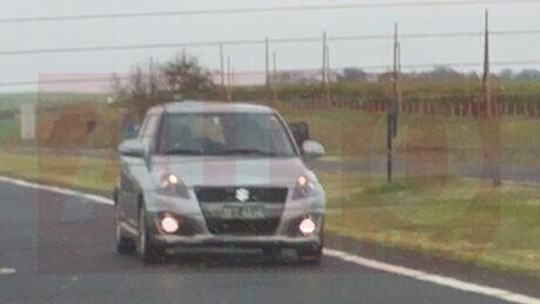 Suzuki Swift Sport é flagrado sem disfarces novamente