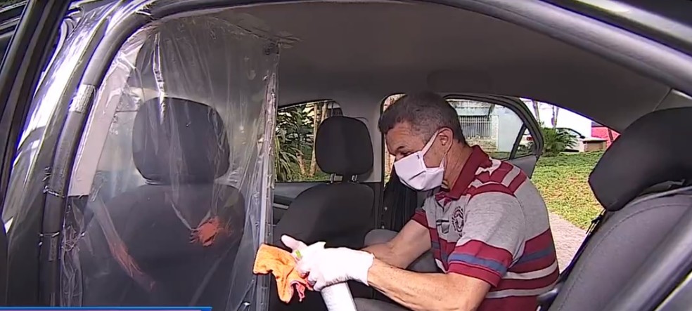 Motoristas de aplicativo improvisam proteção com plástico para evitar coronavírus — Foto: TV Vanguarda/Reprodução