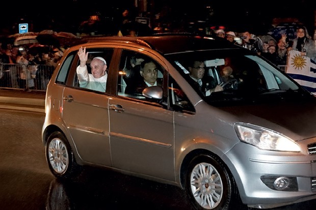 Papa Francisco trocou carro de luxo por Fiat de R$ 29 mil em visita ao Brasil