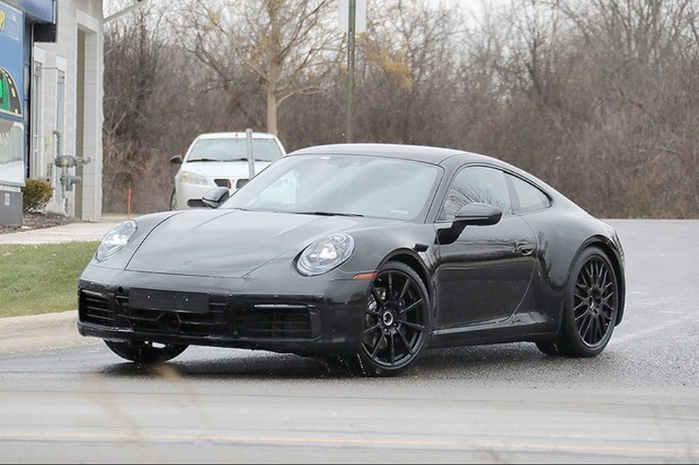 Novo Porsche 911 flagrado em testes (Foto: Automedia) — Foto: Auto Esporte