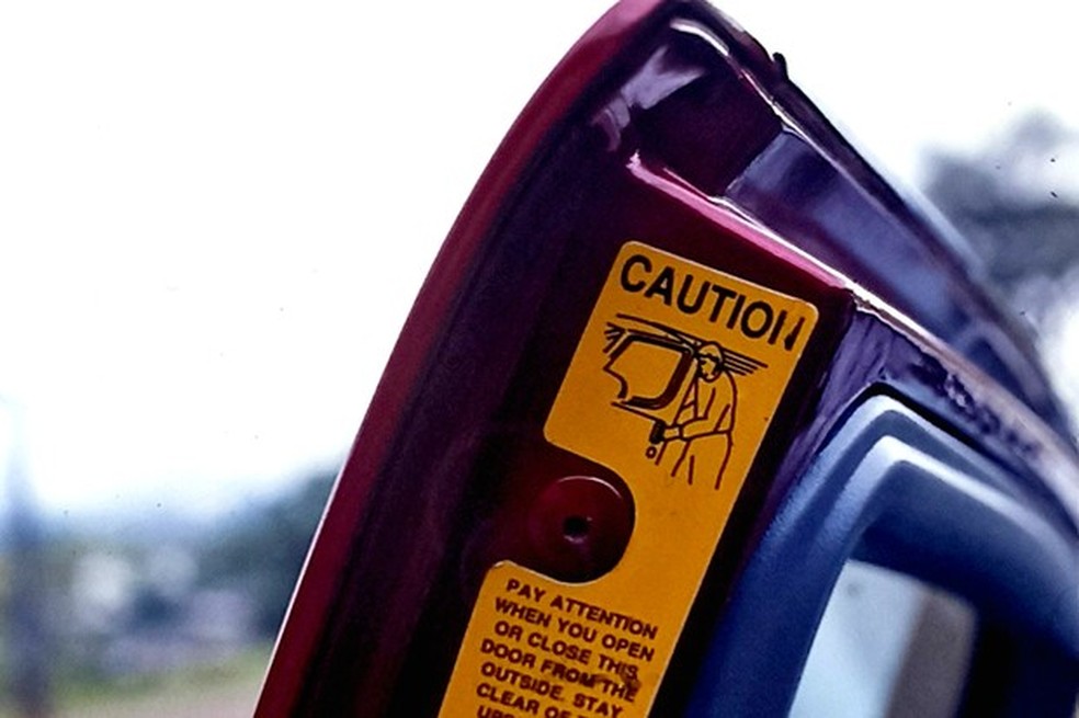 O aviso alerta sobre o perigo de se bater a cabeça na porta (Foto: Carlos de Paula) — Foto: Auto Esporte