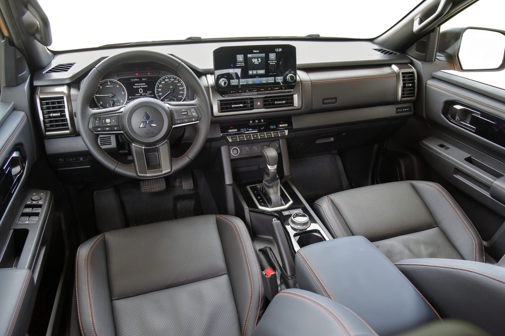 Nova Mitsubishi Triton Savana tem 2H, 4H, 4HLc e 4LLc como modos de tração  — Foto: Murilo Góes/Auto News Brasil