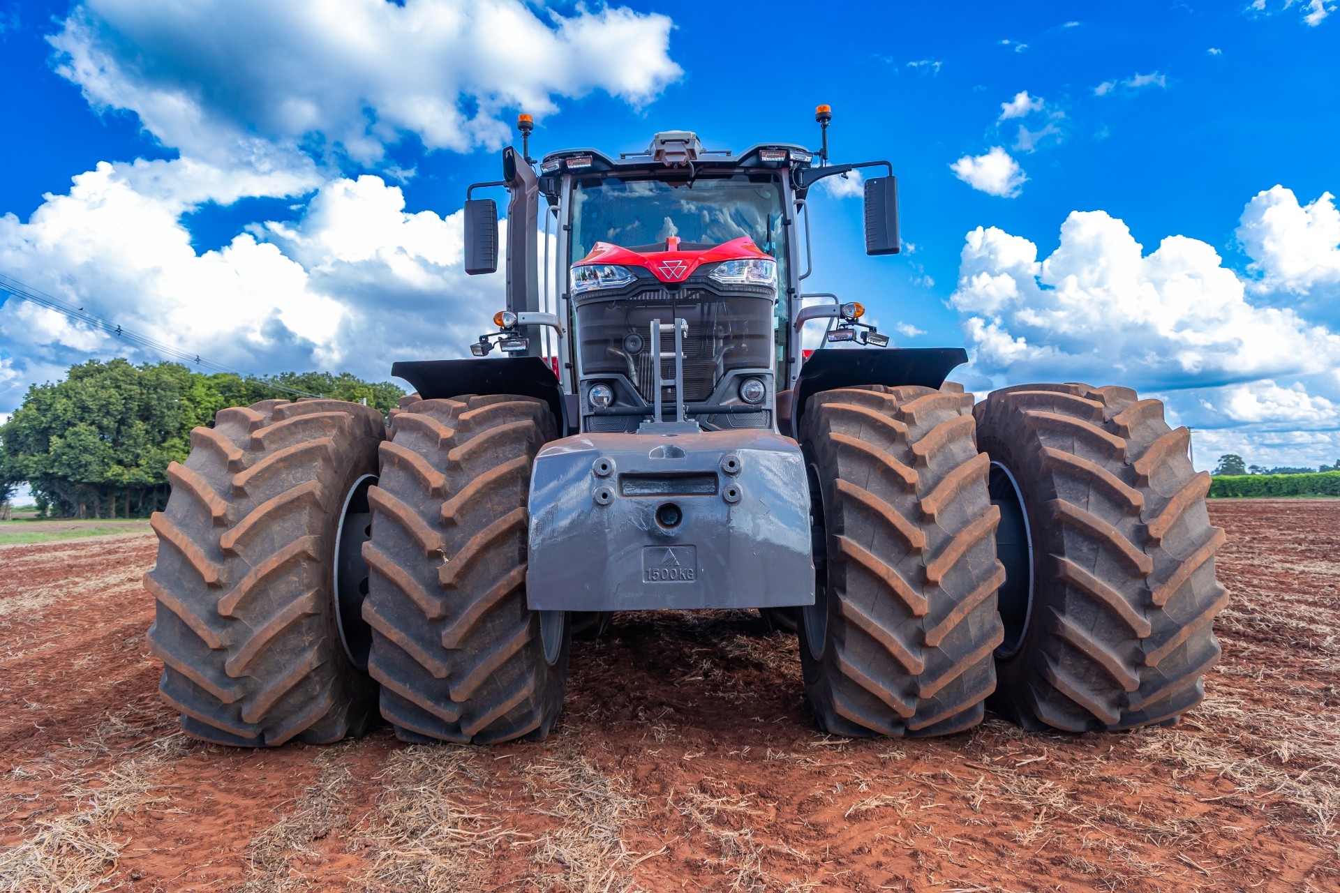 Trator Massey Ferguson 9S em ação na lavoura de Bebedouro