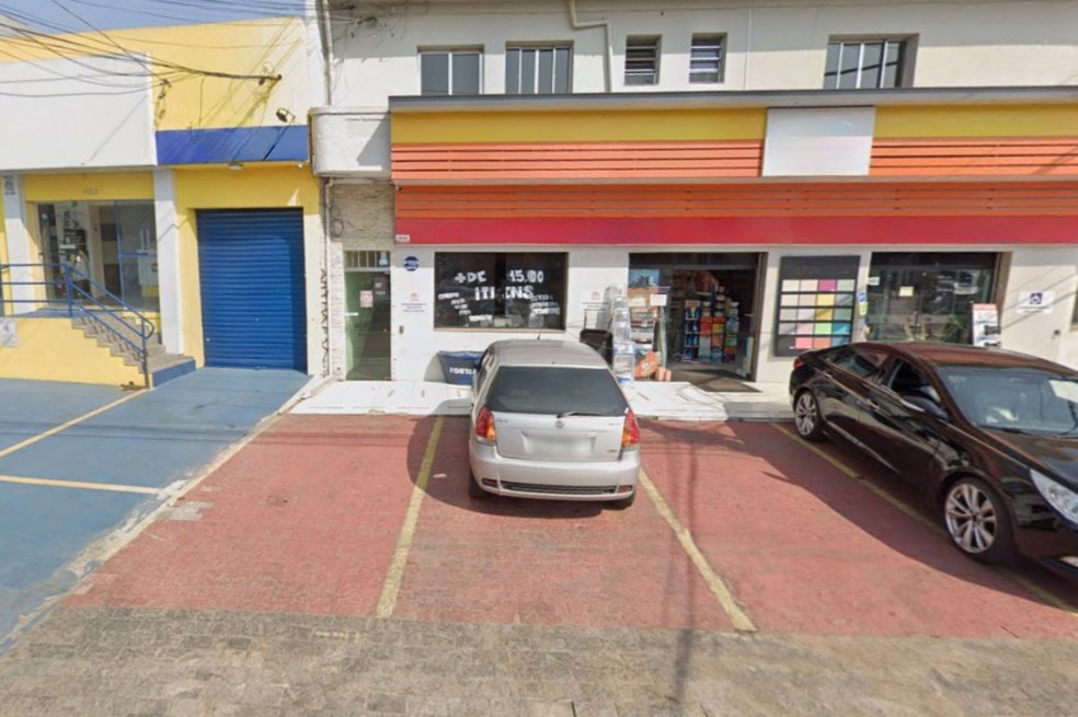 As vagas exclusivas para clientes devem respeitar a área destinada para circulação de pedestres — Foto: Reprodução