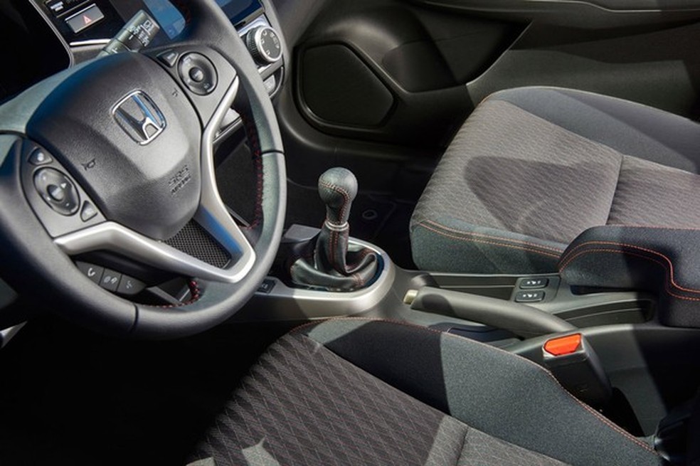 As diferenças estão concentradas nas costuras vermelhas dos bancos, manopla e volante (Foto: Divulgação) — Foto: Auto Esporte
