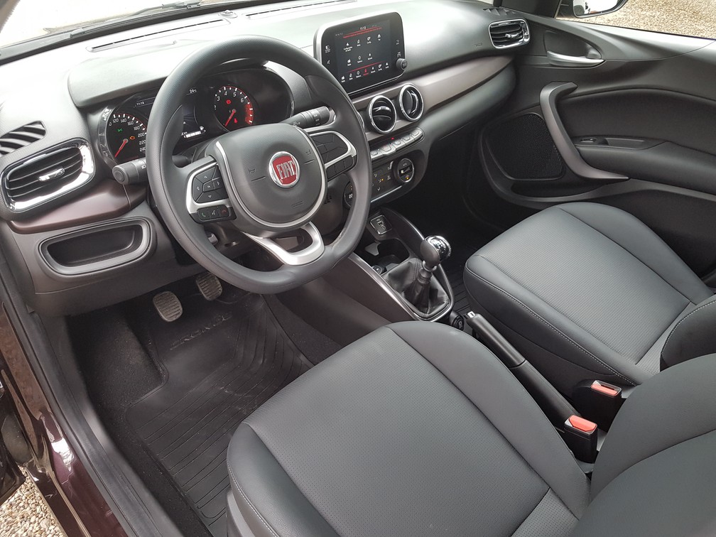 Interior do Fiat Cronos 1.8 Precision AT6 — Foto: Peter Fussy/G1