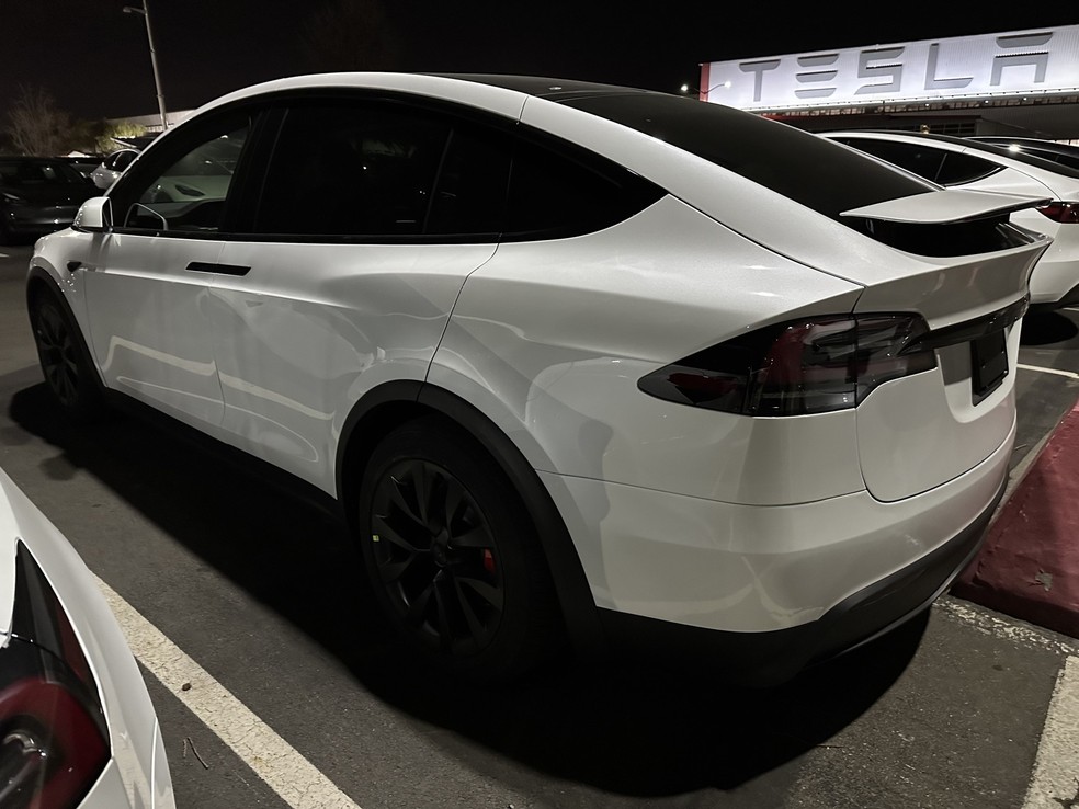 Model X Plaid é visto na fábrica com as falsas coberturas das pinças dos freios — Foto: Reprodução