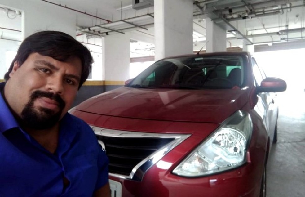 O leitor Rafael com seu Nissan Versa 2017 (Foto: Arquivo Pessoal) — Foto: Auto Esporte