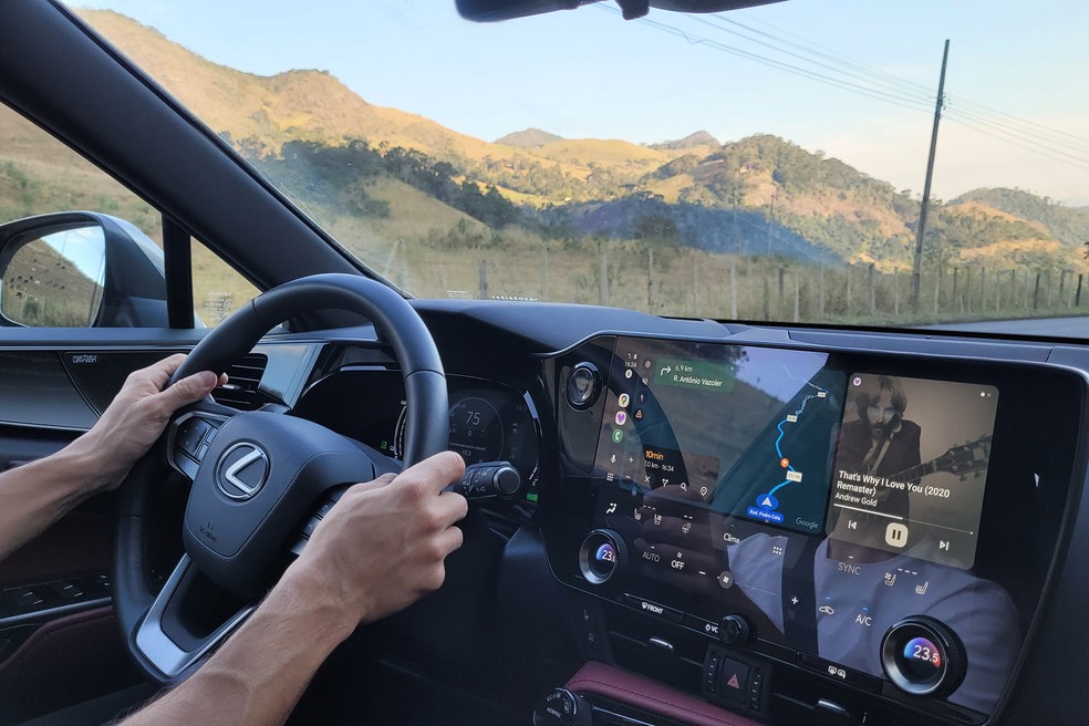 Lexus NX 450h+: no modo HV, SUV vira quase um híbrido HEV, como um Corolla — Foto: Juliana Carneiro/Auto News Brasil