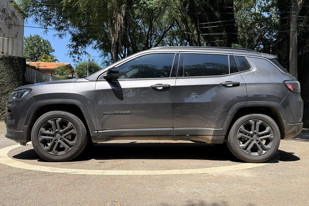Jeep Compass Longitude 2026 tem bons ângulos de ataque, saída e vão livre do solo — Foto: André Schaun/Auto News Brasil