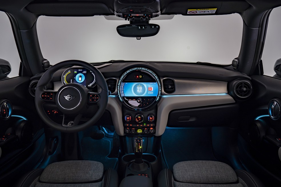 O interior hi-tech do Mini elétrico tem painel digital de 5 polegadas e sistema multimídia de 8" — Foto: Divulgação