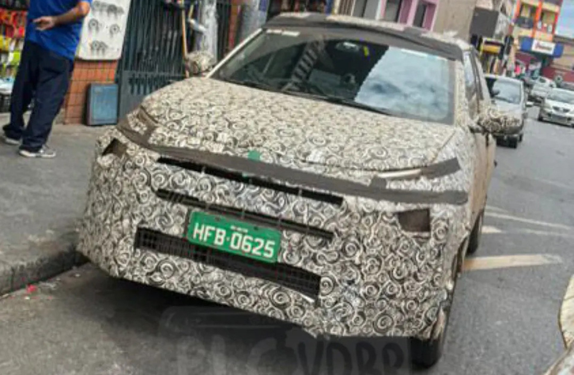 Flagra: novo carro popular da Fiat se disfarça de C3 em testes no Brasil