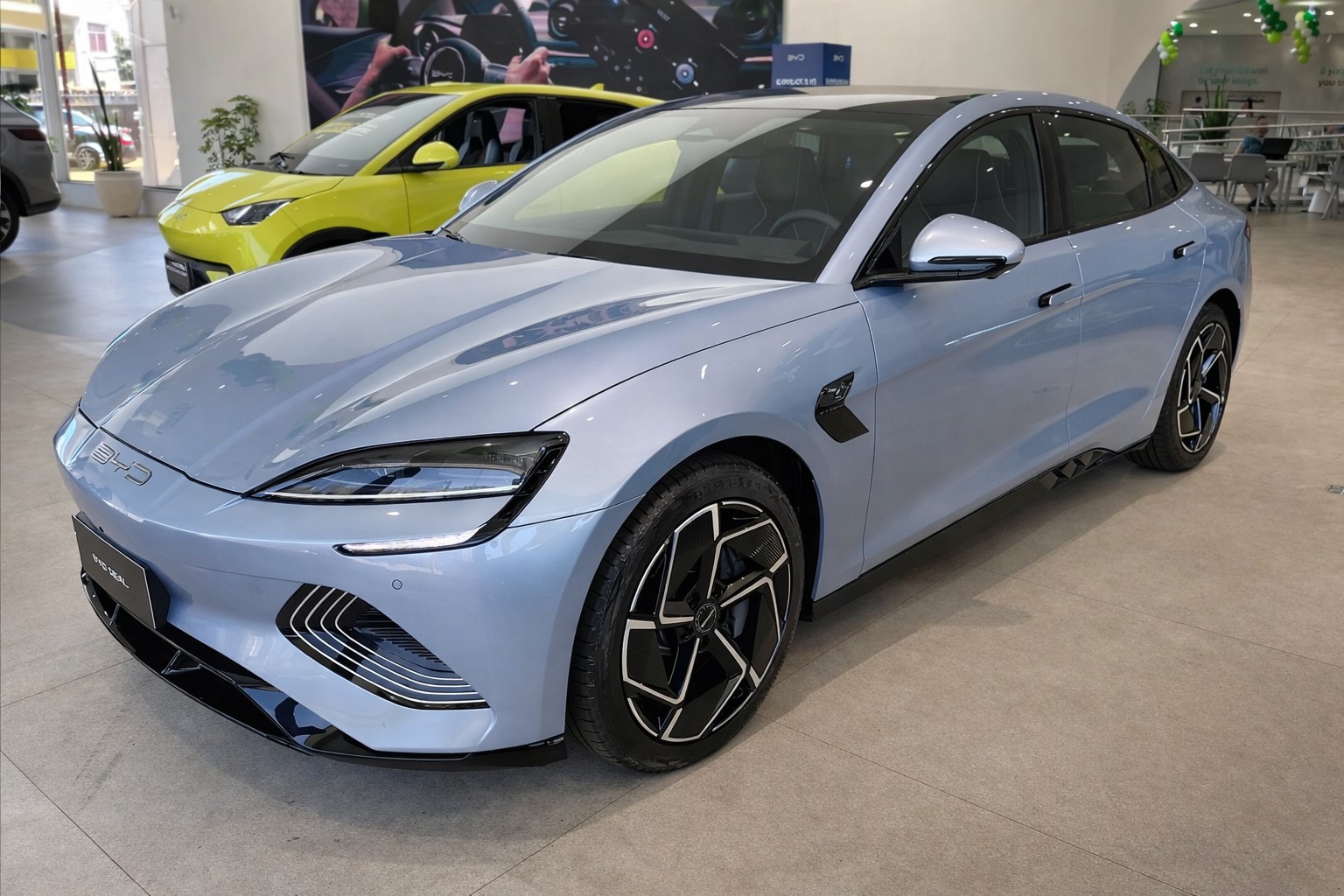 BYD Seal tem desempenho de esportivo e descontos de mais de R$ 20 mil