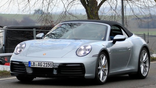Porsche 911 Cabriolet desfila de capota fechada, mas sem nenhuma cobertura