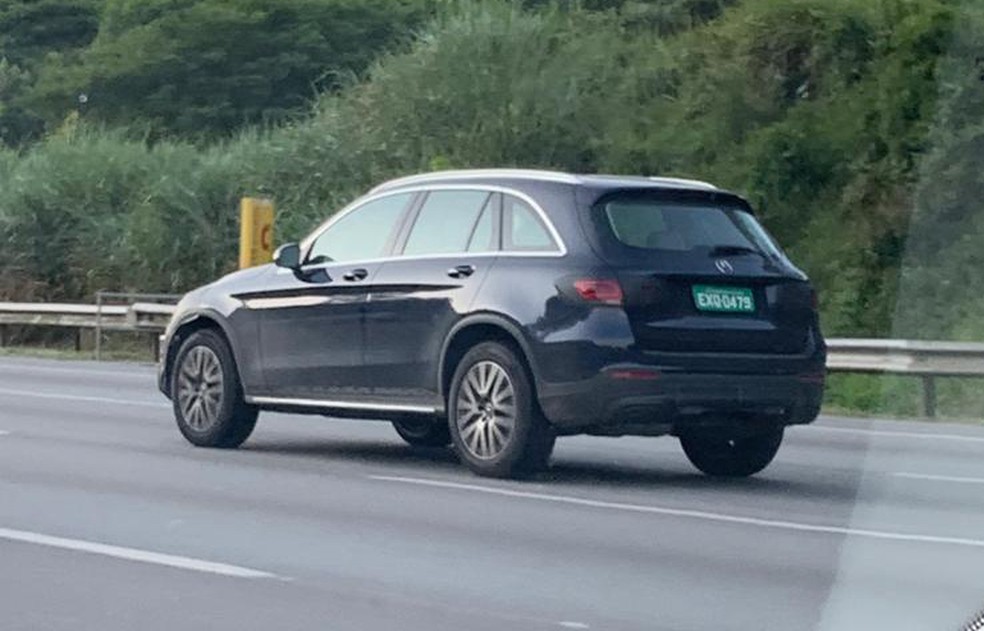 Mercedes-Benz GLC reestilizado é visto rodando em testes no Brasil — Foto: Caio Couto/VC no G1