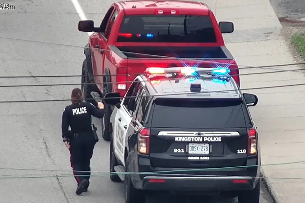 Após flagrar motoristas que dirigem e usam o celular, polícia é acionada e multa condutor — Foto: Kingston Police