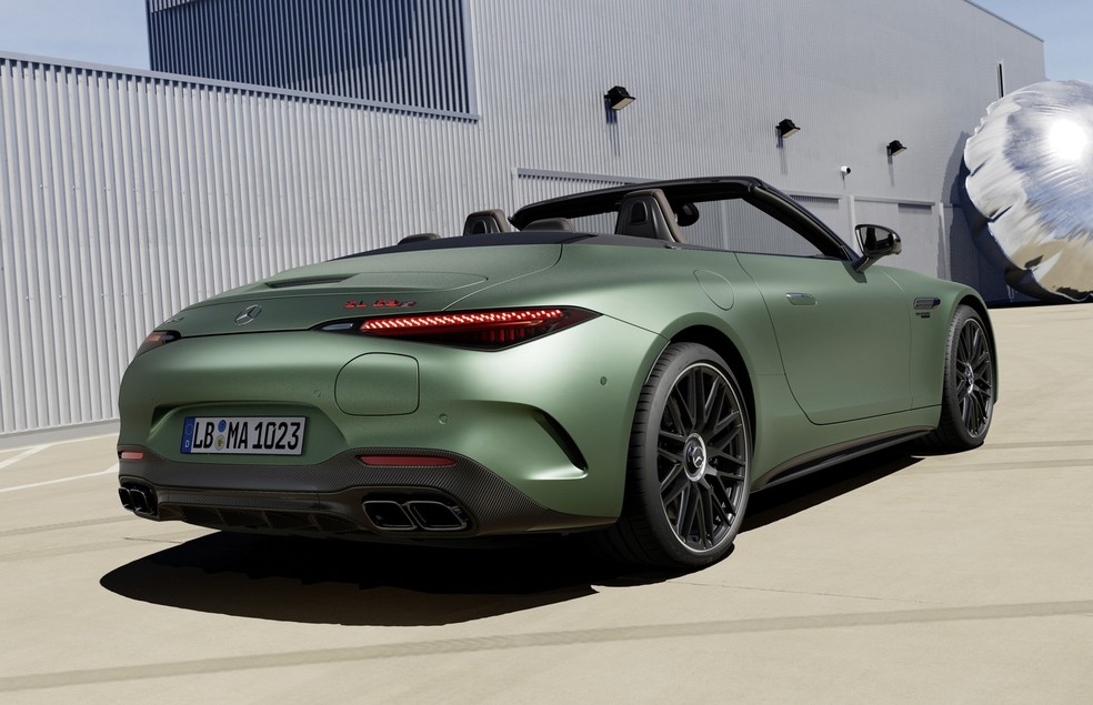 Mercedes-AMG SL 63 SE Performance tem porta de carregamento na traseira — Foto: Divulgação
