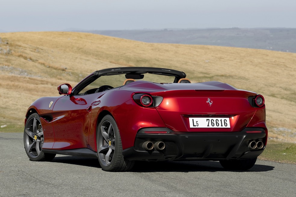 Ferrari Portofino M realmente te capota rígida, não teto retrátil como outros modelos da marca — Foto: Divulgação