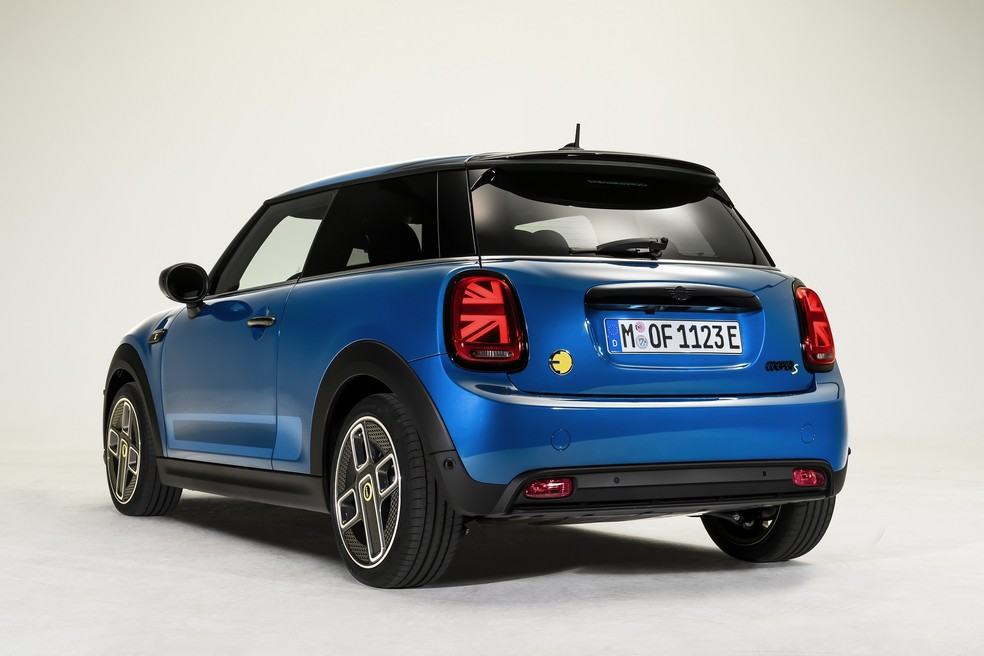 O tradicional Cooper de duas portas com as rodas de design Electric Power  — Foto: Divulgação