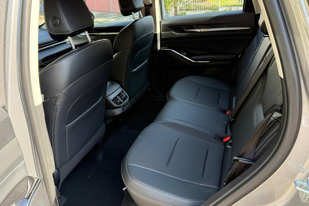 Saída traseira do ar-condicionado poderia ser mais recuada — Foto: Cauê Lira/Auto News Brasil