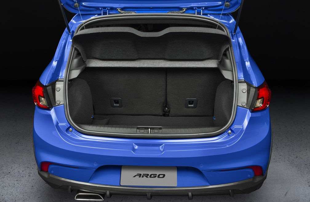 Porta-malas do Fiat Argo acomoda 300 litros — Foto: Divulgação
