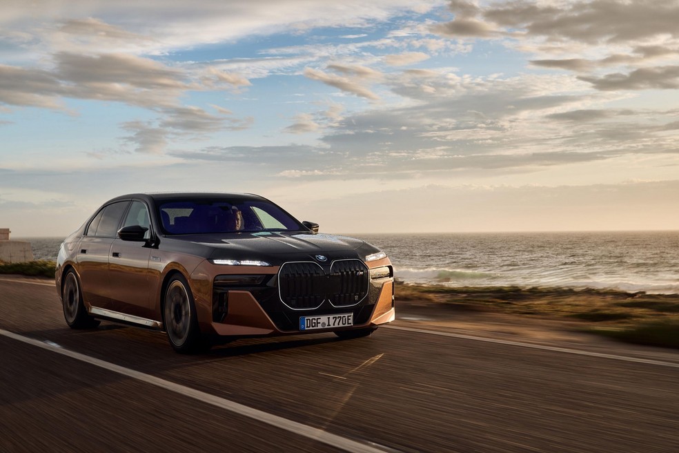 BMW i7 ainda é mais lento do que o iX M60 — Foto: Divulgação