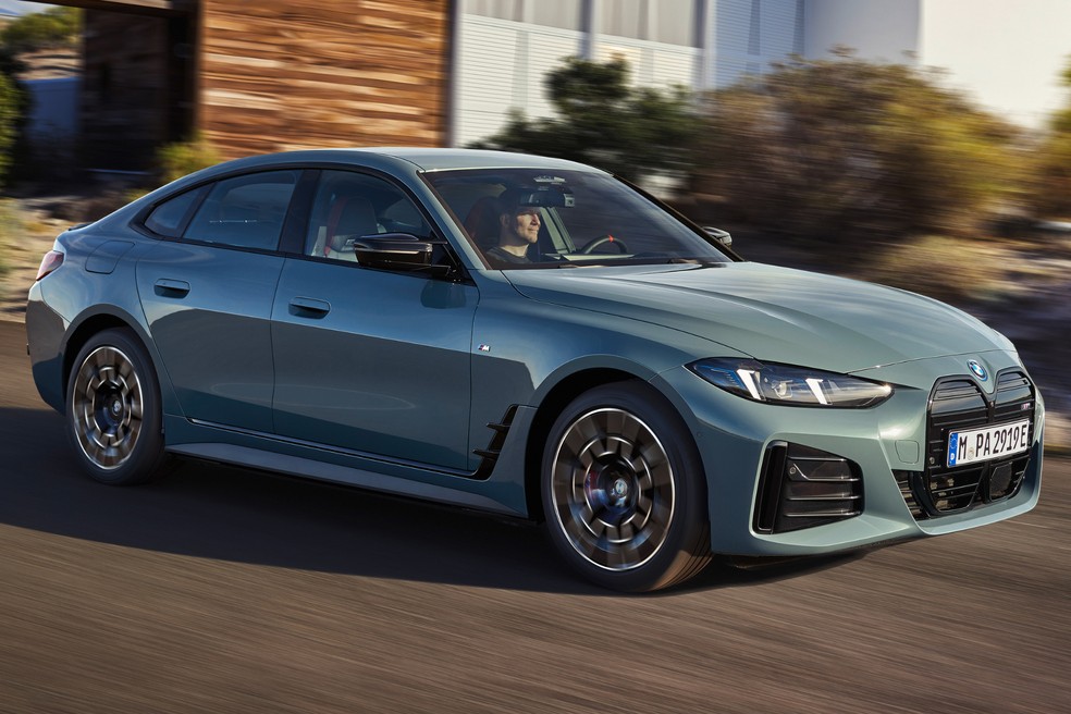 BMW i4 abre a lista em 10ª lugar, com apólices cerca de R$ 3 mil mais caras para o gênero feminino — Foto: Divulgação